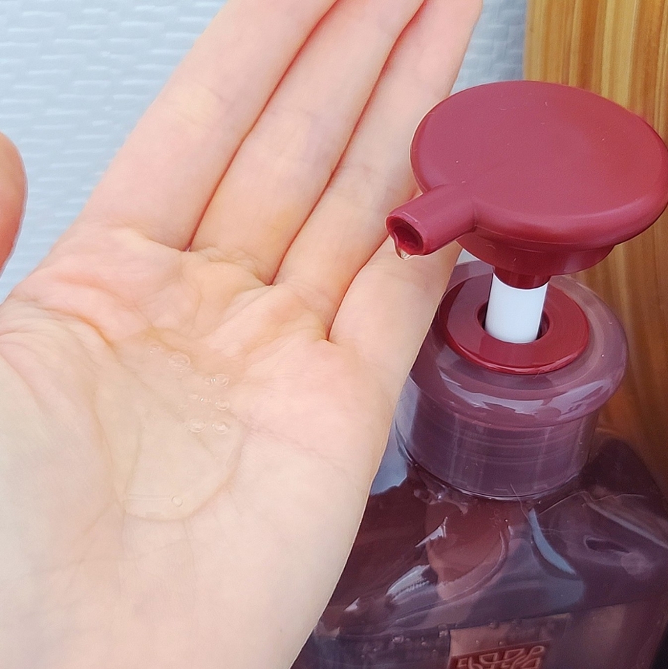 매화홍삼 샴푸는 투명하고 쫀쫀한 젤 텍스쳐!

​

적당히 점도가 있다 보니 줄줄 흘러내리지 않아 좋더라구요

​

홍삼 샴푸라고 해서 한약 냄새가 날거라는 생각은 놉!!🙅‍♀️

​

그윽한 매화 향기로 시작해서 파우더리한 잔향으로 끝나는 매력적인 향이에요

​

참고로 잔향이 정말 오래 가는 편이라 향덕 취저💘

