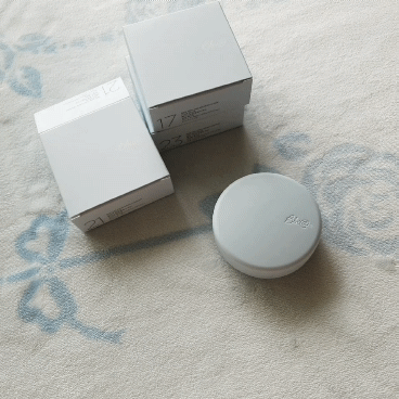 
테스트하면서 가장 놀랬던 것은 
케이스가 굉장히 가볍다는거!
​
린넨핏 텍스쳐라서 피부에 가볍게 발리기도 하는데, 
제품 자체도 굉장히 가벼워요ㅋㅋㅋㅋㅋㅋㅋㅋㅋ
​
쿠션은 수정화장에 꼭 필요한 제품이지만 
휴대용으로 가지고 다니기엔 무거워서, 
평소에 저는 예쁨을 포기하고 수정화장을 안 하는 편이거든요? 
​
그런데 이 제품은 정말 가볍더라구요ㅋㅋㅋㅋㅋㅋ👍👍
파우치가 가벼워져서 만족했습니다:)❤
​
그리고 크지도, 작지도 않은 적당한 크기도 좋았어요💜
근래에 여기저기서 얼굴만큼 큰 대왕쿠션이 출시되기도 했는데, 
전 이렇게 한 손에 쏙 들어오는 아담한 사이즈를 좋더라구요!
​
크기가 클수록 무거워지니까요ㅋㅋㅋㅋㅋㅋㅋㅋㅋ
수정화장용 제품은 휴대성을 최우선으로 생각하는 
제겐 파우치가 무거워지는 제품은 극혐...😂


