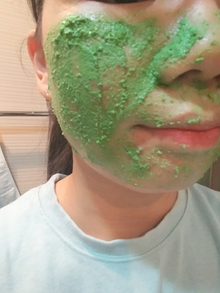 팩처럼 이렇게 얼굴 전체에 발라준 다음 2차 세안을 해주시면 됩니다!
와 저 냄새 땜에 역겨웠어요... 제가 비위가 약한 편이긴 한데 이 점 꼭꼭 참고하셔서 구매하세요ㅠㅠ