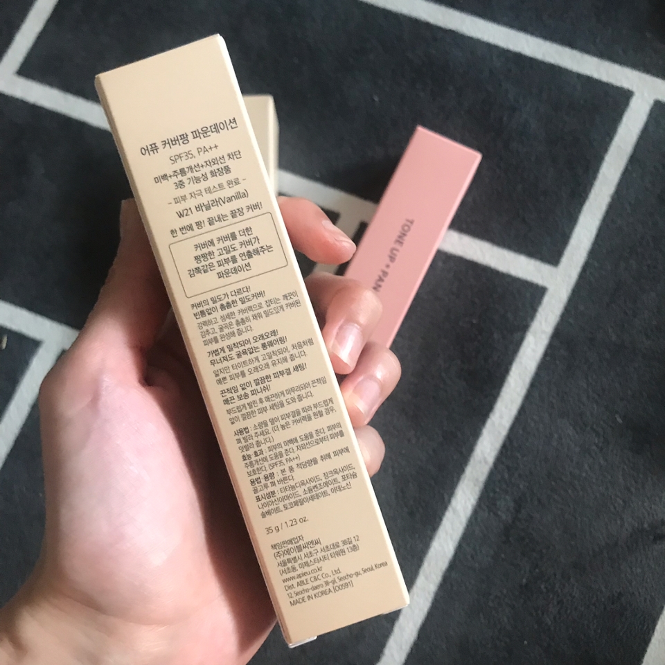 겉보송 속 촉촉
얇지만 커버력은 좋은 제품입니다!

지속력도 괜찮고
무너짐도 자연스러워요!