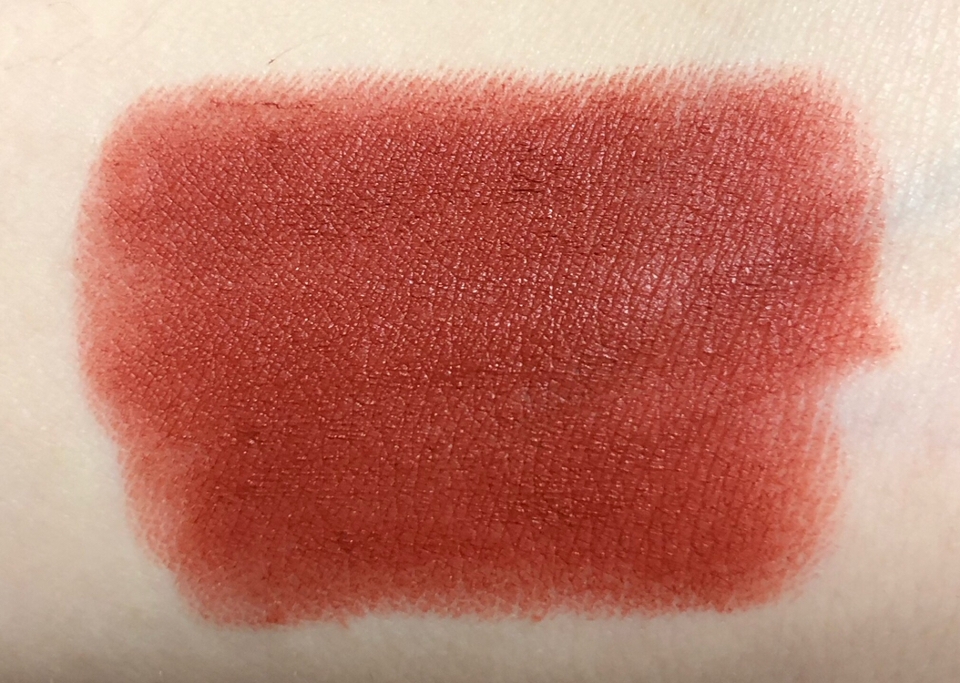 브라운+오렌지레드 색이라 정말정말 예뻐요
얼굴에 바르면 형광등이 탁 켜지는 느낌! 얼굴 빛을 화사하게 잘 살려줘요 제형도 색상도 지금 같은 때에 바르기 딱 좋다고 생각해요