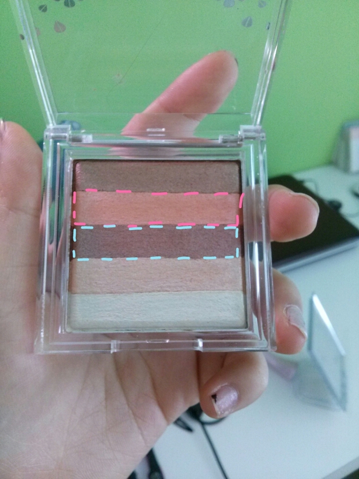 색이 좀 다르게 나왔는데
분홍색 테두리는 약간 상큼한 자몽티에다 자글자글한 펄있는 색이구요
파란 테두리는 빈티지 로즈같은 말린 장미빛 색에 펄있는 색이에요~