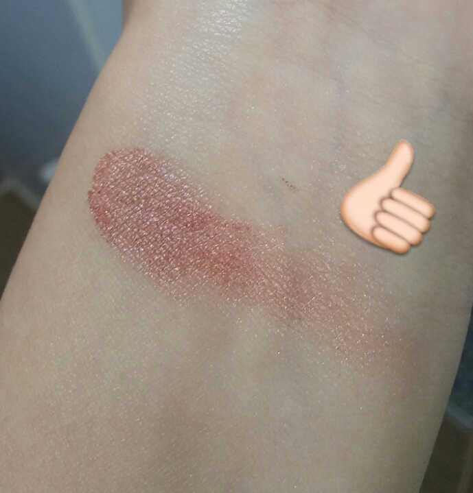 발색입니다 크림섀도우틱하게되서 그런지 밀착력도 괜찮아졌네요! 발색력도 뭔가 더 세진 느낌이에요. 

뭔가 업그레이드된 느낌...?! 토너도 적당히들어가서 크리즈현상도없고..이쯤되면 가지고있는 섀도우 다 부셔서 이렇게 만들어도 괜찮을정도네요(물론 아님) 하여튼  다행히도 깨진 섀도우 복구가 성공적(?)으로 끝났어요 ㅎㅎ

저같은 똥손도 성공했는데, 여러분은 모두모두 성공하실겁니다😍 그럼 읽어주셔서감사합니당💓