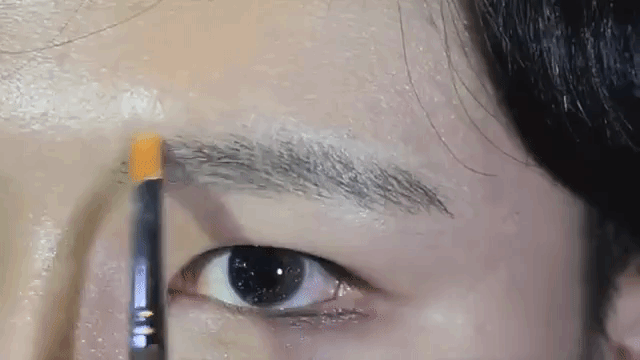 2.프라이머를 얇게 발라 1차적으로 눈썹과 눈썹주변의 유분기를 잡아주세요.
스크류 브러쉬로 가볍게 쓸어내어 프라이머의 잔량을 덜어줍니다.