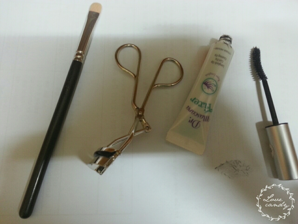 왼쪽부터 맥브러쉬는 역시 부들부들해서 좋다능!
그리고 스킨푸드 뷰러는 제눈 곡률에 딱맞아서 좋았고 컬링력도 짱짱맨!! 만원넘는 시세이도보다 전 만족!!
마지막으로 마스카라픽서는 다 만족하는데 화이버가 바를때 계속 묻어서 좀 짜증..제가 못바르는듯...