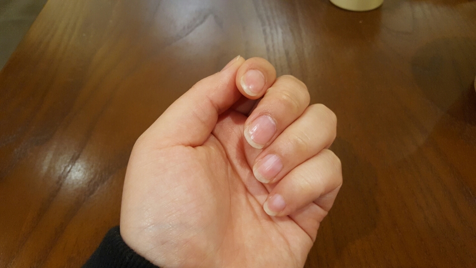 생각보다 보습크림 바른것 같은데 흡수는 잘되구요!
인공적인 바나나 우유 향이 좀 강해요
손톱을 보여드린 이유는 그만큼 유분기가 좀 있어요 :(
전 산뜻한게 좋아서.. 별로 ㅠㅠ
이번 리뷰는 넘 대충한것 같아 죄송하지만 드릴말씀이 더 없는제품이네요ㅠㅠ