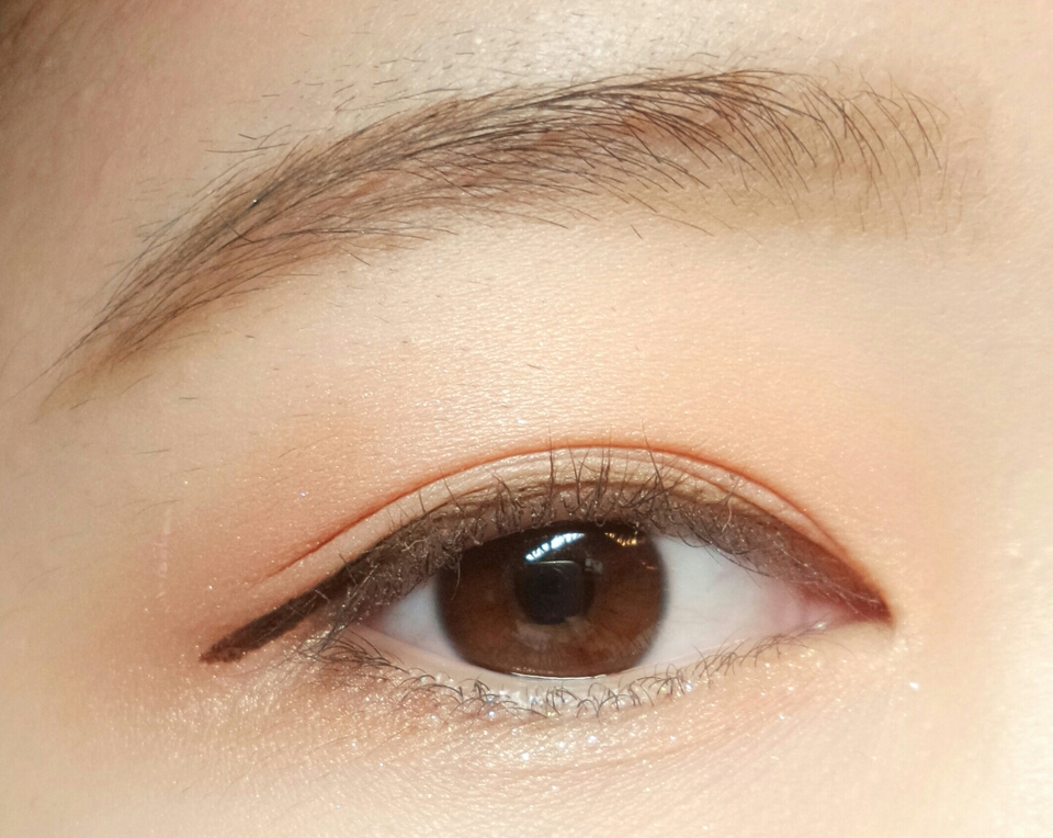 펜타입라이너로꼬리를그린후좀더자연스럽게하기위해서!펜슬타입으로점막을채우면서꼬리그린거랑자연스럽게연결해줘요
🍑네이처리퍼블릭 바이플라워 하드 아이라이너02브라운