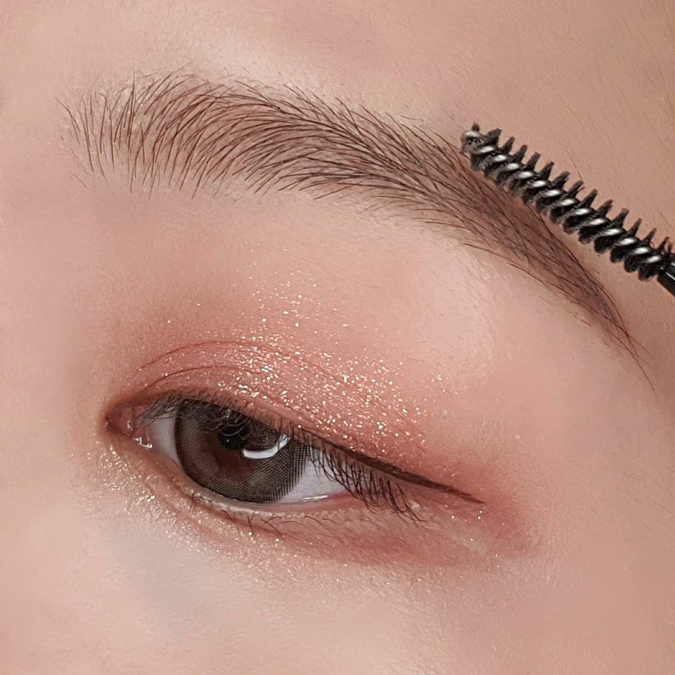 눈썹 결을 한올한올 살려서 그릴 수 있는게 특징이에요!
특히나 발색이 자연스러워
눈썹 숱이 별로 없는 분들 보단 눈썹 숱이 많은 분들에게 추천하는 브로우 타입 입니다😆



굉장히 🌸자연스럽게🌸 잘그려지는 펜슬타입으로는
💗클리오 슬림 브로우
💗프로에잇청담 브로우
요 두개 추천드려요!! 저는 브로우 유목민이였지만, 요 2개에 정착했어요!

-> 특히나 눈썹 숱 많아 자연스럽은 눈썹을 만들고 싶다면 무조건 프로에잇청담 써보세요!

