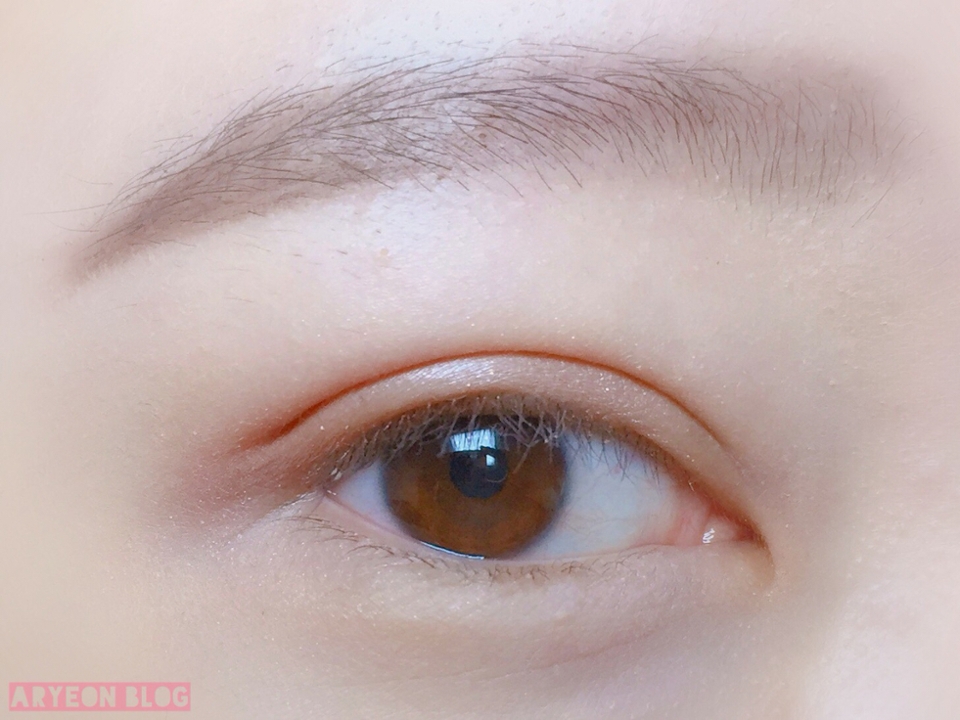 로즈골드 색상을 눈두덩이 전체에 발라줍니다