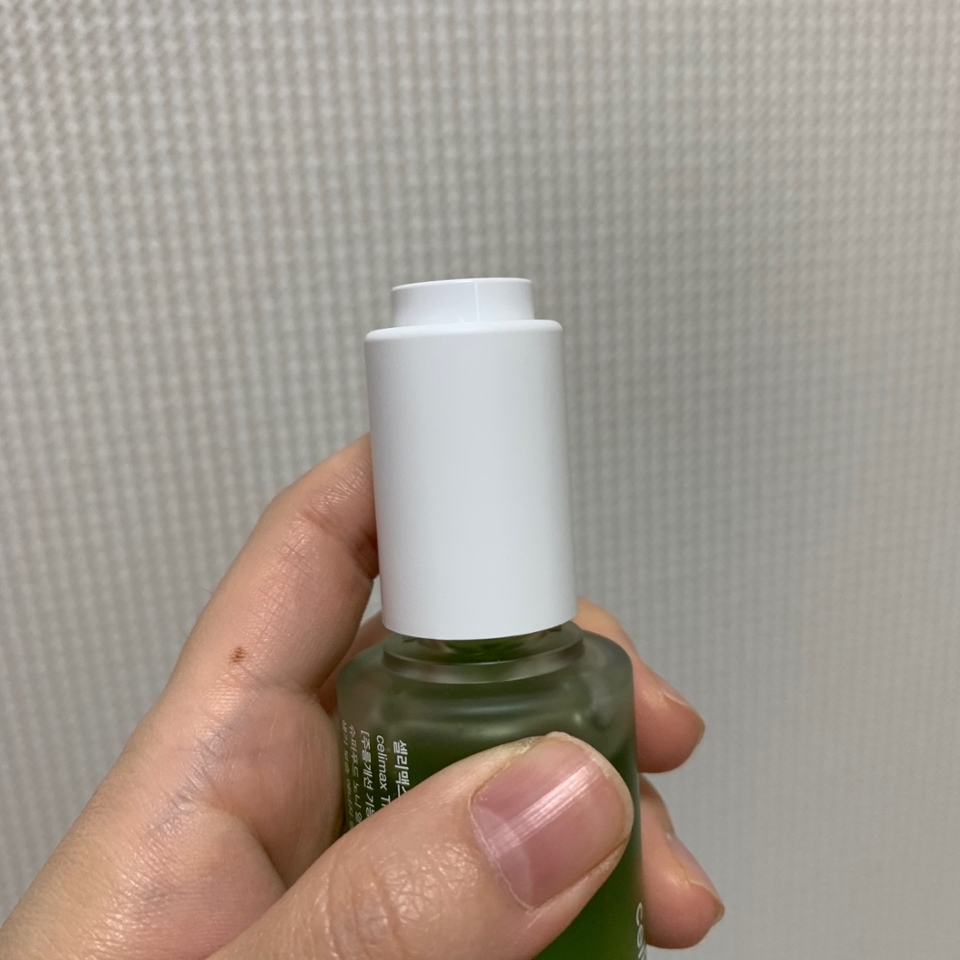 띠용 하고 올라옵니다 
이걸 누르면 안에 있는 액체가 나와용
누르지 않으면 스포이드 내에 액체가 절대 흐르지 않습니다!!! 너무 좋지않나요!!?!ㅠ
양조절도 너무 간편해요


노니 앰플 총 요약

✔️ 약간 점성이 있는 제형 (콧물제형)
✔️ 향은 길가의 풀을 막 뽑은 듯한 자연의 냄시
✔️ 수분이 진짜 속까지 차는 느낌! 효과짱
✔️ 스포이드도 너무 잘해놔서 쓸데없는 낭비가 없다
✔️ 양조절이 편함
✔️ 환절기에 딱인 듯👍🏻😍👏🏻

저는 재구매 의사가 있어용
다음번 세일은 놓치지 않을거에요..!
꼭 쟁이고 말리라..!
여러분도 추천합니당 가을맞이 새 아이템 도전해봐용