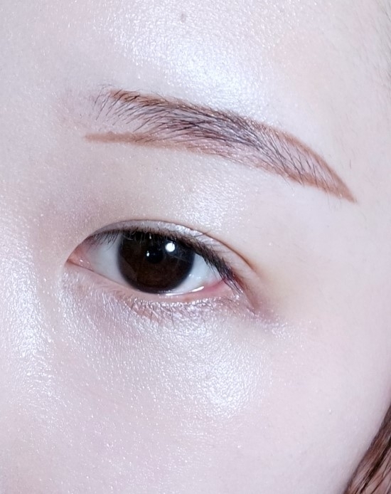 일반 두꺼운 펜슬로 그릴때는 저도 이렇게 안했는뎈ㅋㅋㅋㅋㅋㅋㅋㅋㅋㅋ
스키니 아이브로우가 형태잡기 워낙 편하다보니 아예 이렇게 겉라인을 그려놓고 안쪽을 채워주는 경우가 많아요!
일자눈썹은 위가 아니라 아랫쪽이 일자가 되야하는거 아시죠??
