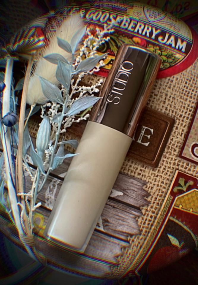 더샘의 스튜디오 컨실러 01클리어 베이지 색상입니다!
붉은기가 있는 부분이나 트러블이 올라온 부분에 팁으로 콕 찍어서 손으로 블렌딩을 해주면 한 층 더 븕은기 없는 깨끗한 피부를 연출할 수 있답니다.

저는 이 제품이 제 피부색에 딱 맞고 밀착도 잘 되어 뜨지 않아서 좋았어요 

*21호 쓰시는 분들이라면 클리어 베이지 색상 추천드려요!

🤍커버력, 밀착력👍
🤍붉은기 삭제
🤍모공끼임✗
