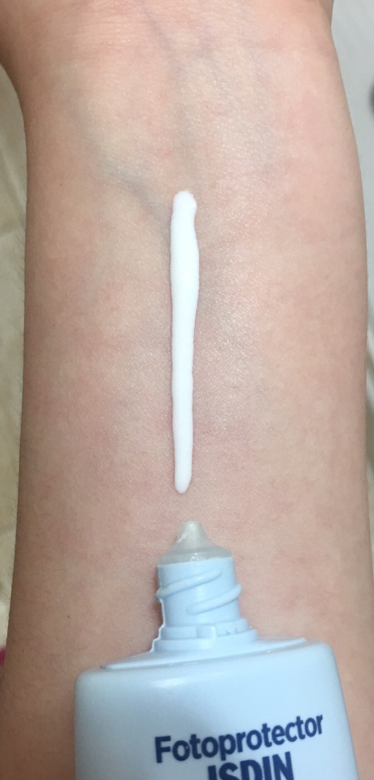 입구가 얇은 편이라 양 조절이 쉽고 휴대하고 다녀도 새지 않고 공병 될때까지도 입구가 더러워지지 않아요 
손목에 쭈욱 짜봤는데 텍스쳐는 묽은 에센스 같아요 