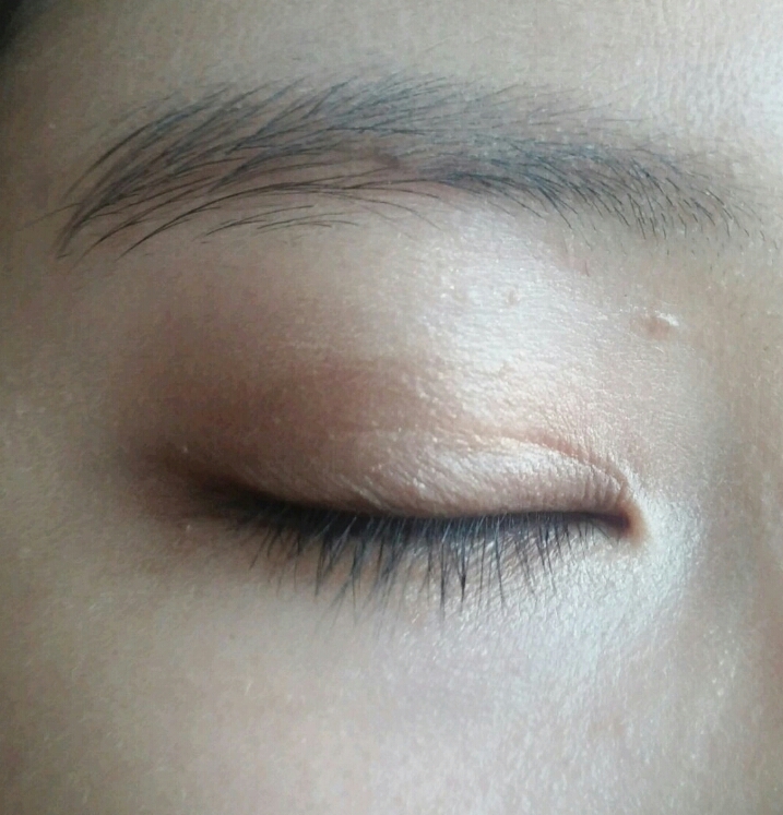 눈을 감은 모습입니다.
네 색상 모두 자잘한 펄이 자글자글해요.
근데 가루날림은 전혀!!!없는듯?!!!