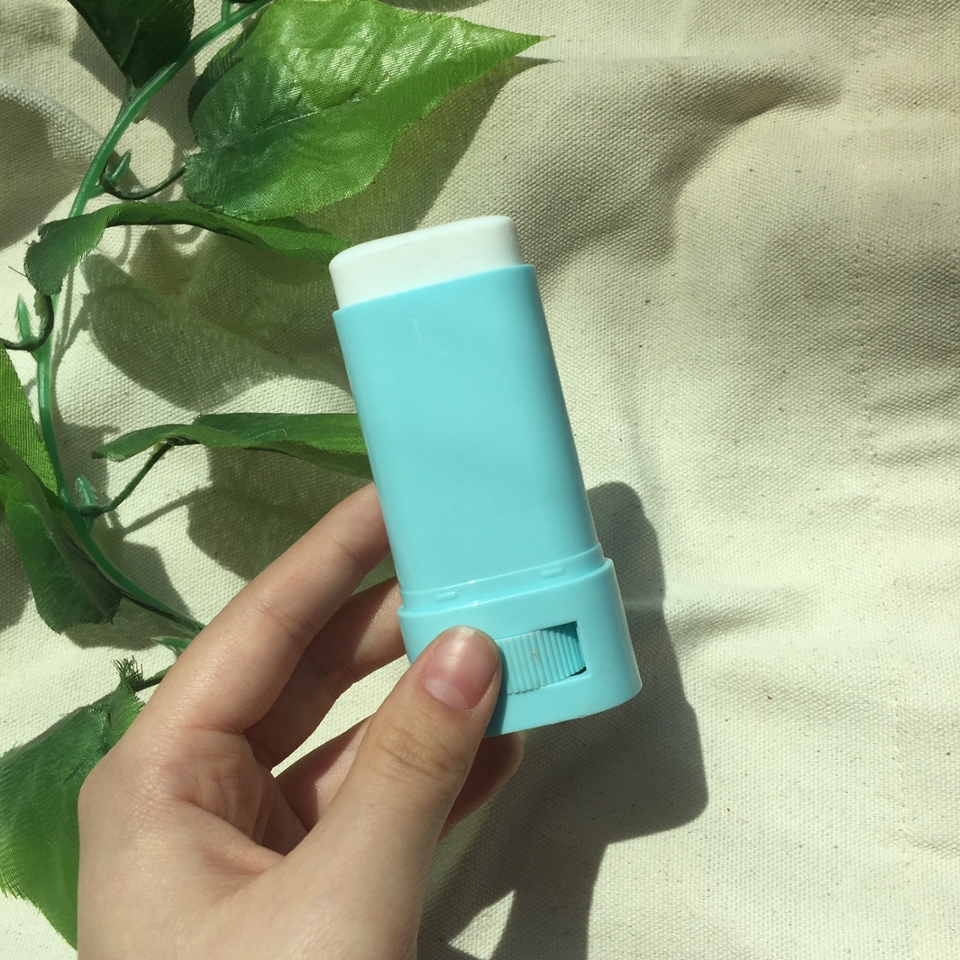 보시다시피 선스틱 자체는 뽀얀 흰색입니다:)
보기엔 발랐을때 백탁이 심할 것 같이 보이는데, 
또 그렇지는 않더라고요! 개인적으로 백탁현상이 있는걸 별로
좋아하는 편은 아니라서 괜찮게 썼습니다☺️
