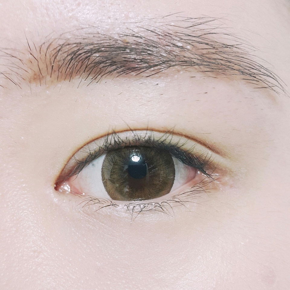 브라운 렌즈를 껴줍니다. 오렌즈의 위드썸브라운이에요. 색이 너무 자연스럽구 눈동자가 이쁘게 커져요. 이거 오늘 끼구 이쁘다는 소리들었음😍 쪼금 건조한 편입니다. +쪼금 훌라훌라
