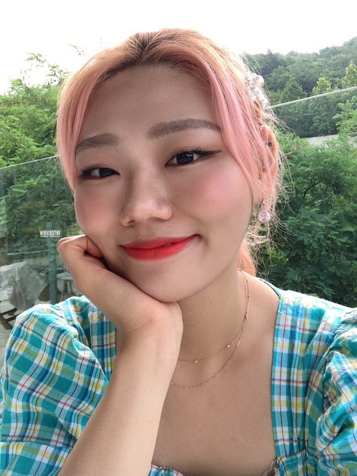 요렇게 진저팝 딱 발라주면 웃을 때 찐으로 귀여운 광대를 가질 수 있답니다!!!

네... 나이 많은데 그래도 귀척하고 싶어서 진저팝 자주 써요...

암튼! 엄한 듯 보이지만 사용해보면 매력에 반할, 아주 예쁜 블러셔랍니다!
