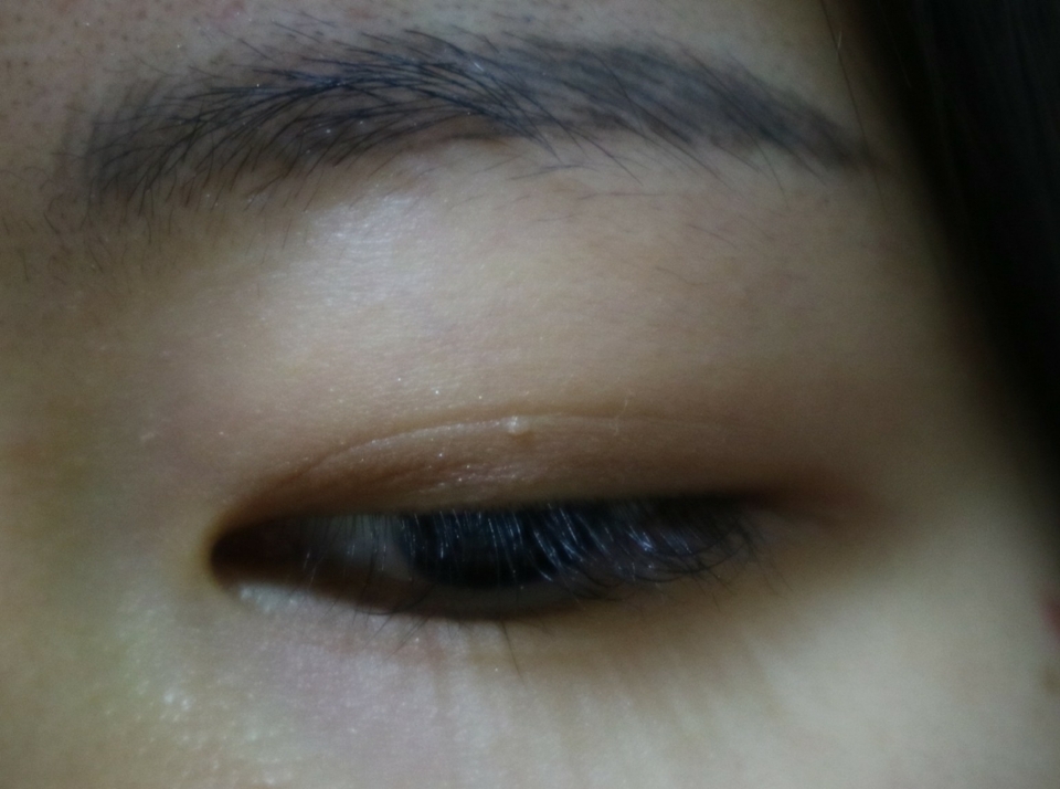 쌍커풀라인에 기본적인 브라운 섀도우를 발라주세요