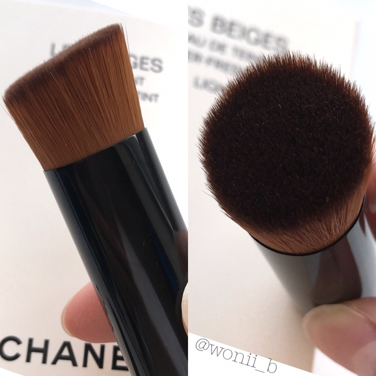 브러쉬는 조금 작은듯한 사이즈지만 사용하는데는 불편함이 없었어요. 보시다시피 살짝 사선으로 커팅 되어있고 모는 적당히 촘촘한 편이에요.
브러쉬 퀄리티도 대만족 입니다!
