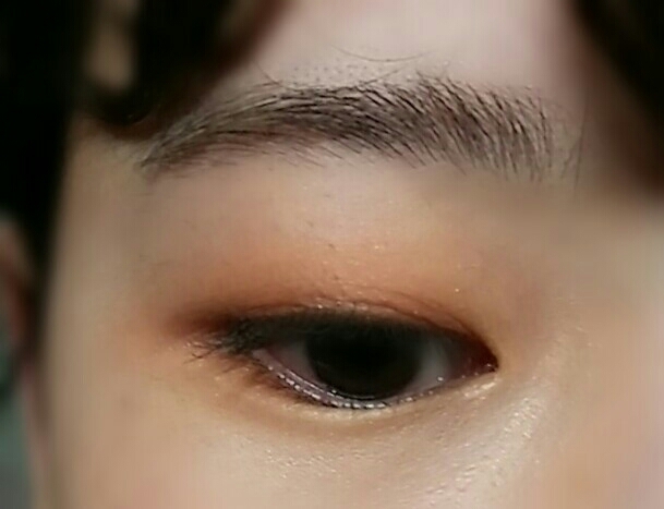 오렌지 비앙코를 눈에 베이스로 바른 영역보다는 적지만 넓게 발라주세요 언더 삼각존에도 연결해서 발라주세요


사실 이게 베이스라고 해도 무관해요