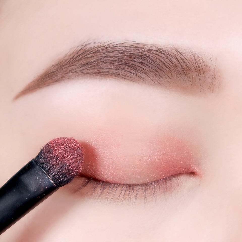 4번째 컬러로 붉은 컬러감을 확 줄거에요! 넙적한 브러쉬에 묻혀 꾹꾹 눌러주듯 발색해줘요!