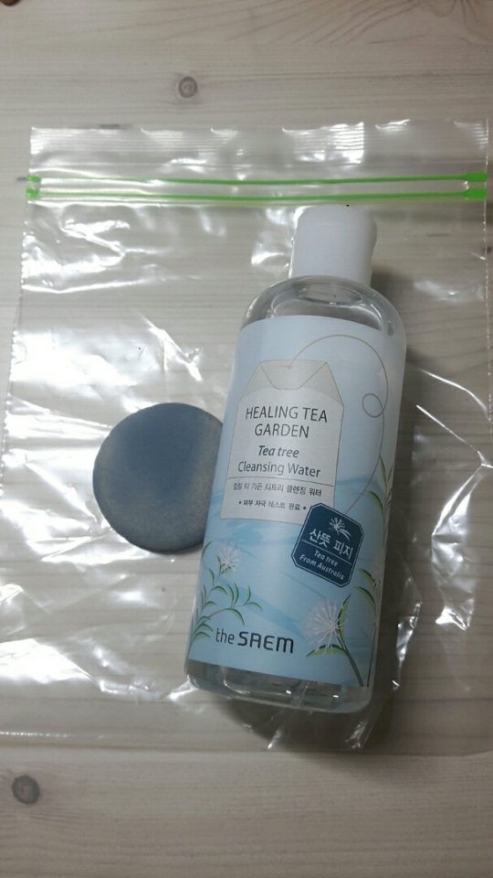 준비물은 더러운 퍼프와 클렌징워터와 지퍼백입니다