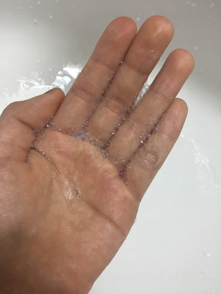 손에 물을 묻혀서 비벼주니깐 이렇게 거품이 생겼어요 !!!

물만난~~물고기~~ 라는 가사가 떠오르네요 ... ㅋㅋㅋ

거품이 생성되었으몀 이제 얼굴에 클렌징 젤을 발라주면 

되요 ㅎㅎ 얼굴 전체에 충분히 !!! 그리고 피지나 여드름 등 

피부 트러블이 난 곳에는 더욱더 꼼꼼히 발라주셔용 



