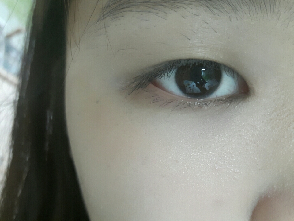 그리고 하니의 앞트임을 그리기 위해 토리모리 이지터치 젤아이라이너 2호브라운을 이용하여 그려줍니다 이때 언더 1/3까지 점막을 채워세요 