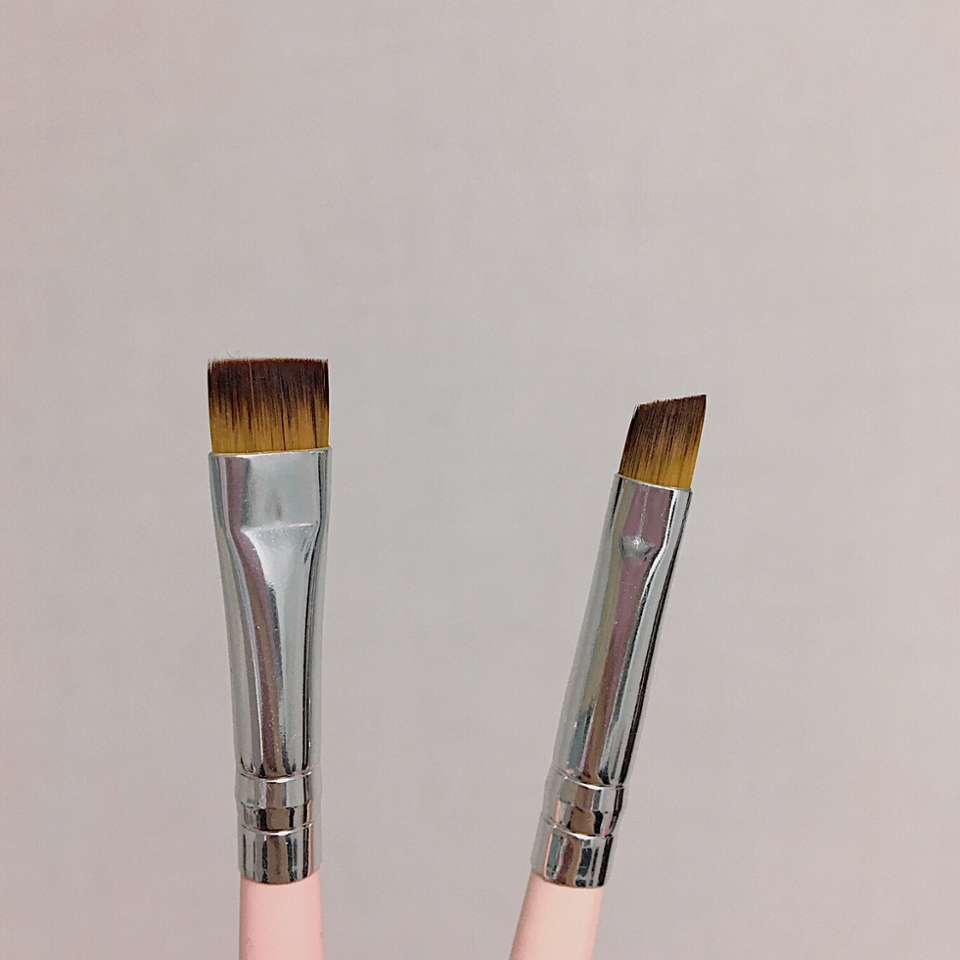 하나는 일자로 되어있고 나머지 하나는 사선으로 되어있어요
일자로 잘려져있는게 좀더 넓게 발려요 
