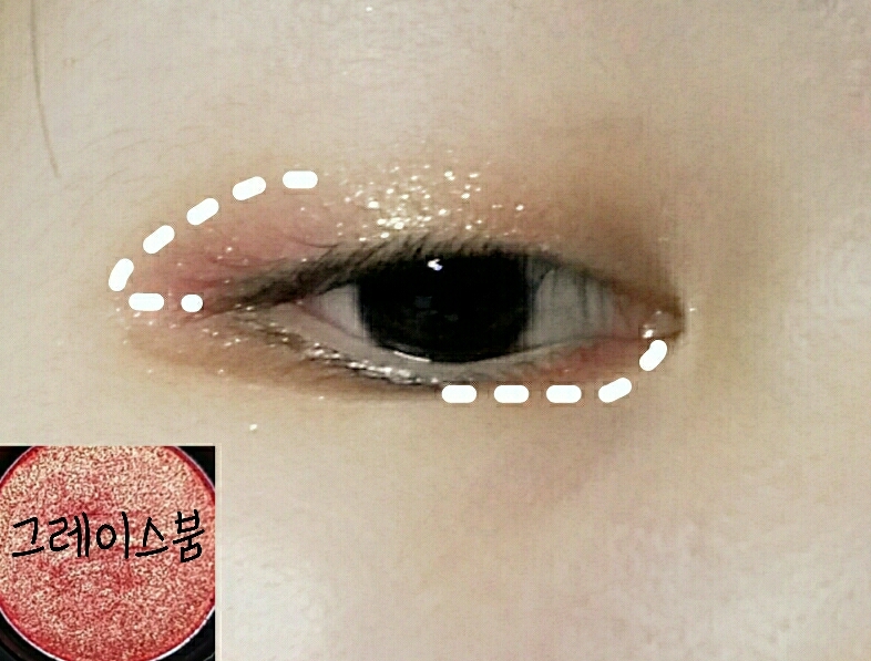 자 이제 생기의 하이라이트인 분홍분홍한 컬러인 그레이스붐을 앞쪽 눈밑과 꼬리부분에 점선처럼 스스슥 발라줍니당 꼬리부분은 너무 과하지않게해주세요! 너무많아지면 부어보이는 대참사가 일어납니다.....😲😲😲