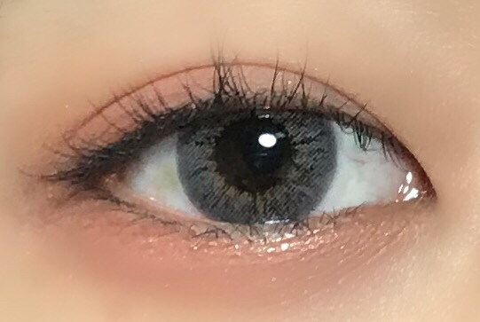 이게 많이 물어봐주신 아이메이크업인데요, 
사실 진짜 사용한게 음영쉐도우하고 글리터밖에 없어서 여기서 더 추가해서 알려드릴께요 !