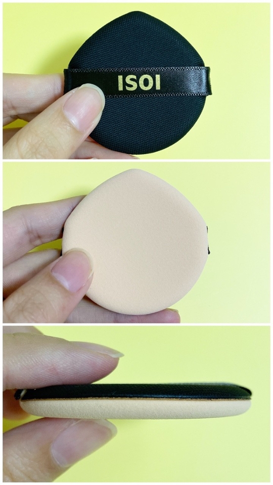 제품의 퍼프입니다.

퍼프는 물방울 모양인데요, 때문에 피부의 굴곡진 부분까지꼼꼼하게 내용물을 바를 수 있습니다.

피부에 닿는 면은 부드러워 사용하는데 불편함이나 자극이 없고요.