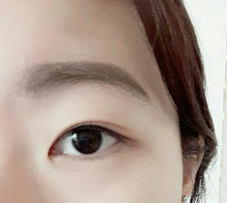 아이라인은 점막을 채우고 자기 눈에 맞게 그려줍니다. 올려서만 그리지 않으면 될거 같아요