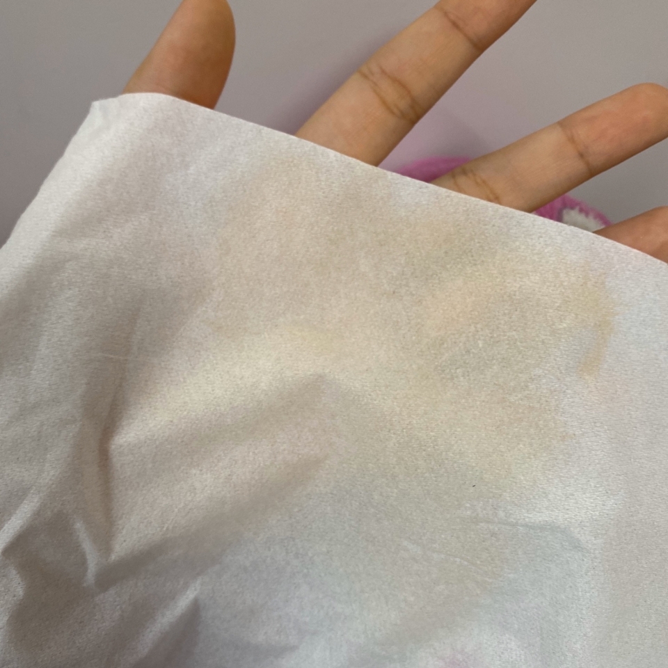 짠 .... 별점 0.5점을 깎은 유일한 이유.. 바로 묻어남이 좀 심해용 ㅠ 구래서 파우더처리가 필순데 이 제품 장점은 예쁜 광이란말이에여 ㅠㅠㅠ 저는 그 광이 예뻐서 좋은데 ㅠ 그래서 코로나 종식되면 파우더처리 안하고 쓸거에요 ㅡㅡ 그래도 지속력 좋음 ㅡㅡ 코로나 이 망할것