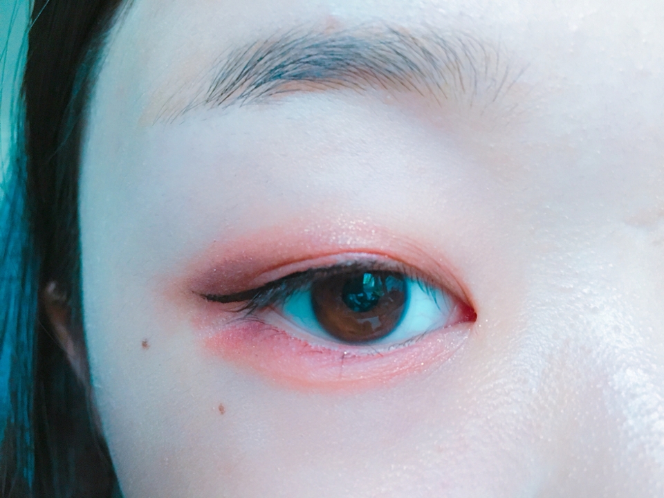 검은색 리퀴드 아이라인을 그려주세요