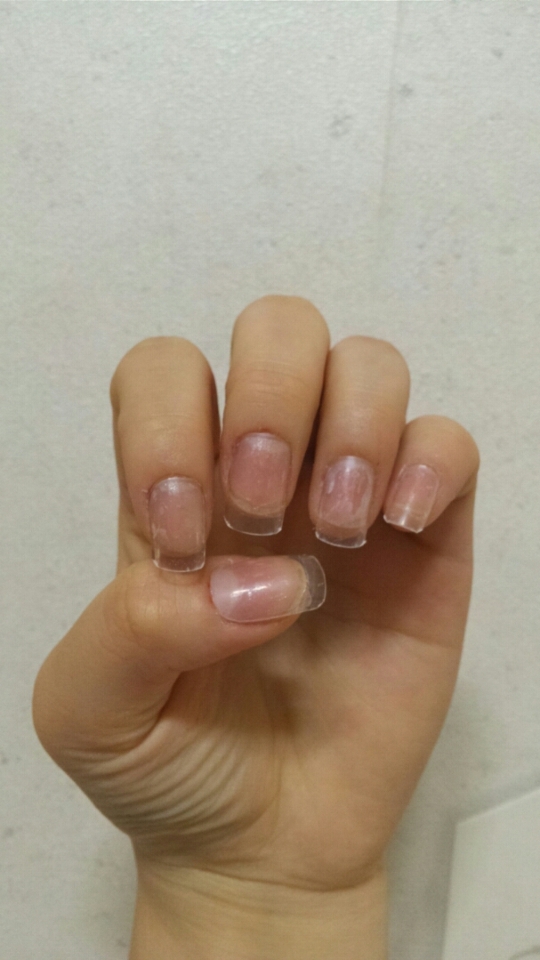 너무 길면 마녀처럼 부자연스럽고 안예쁘니까 잘라주었어요! 보통 커팅기?라고하나 네일팁전용으로 자르는게 있는데 전 대왕발톱깎이로 잘랐어요 ㅋㅋㅋㅋ 잘 잘리더라구요!! 그리고 파일로 정리해줬습니다