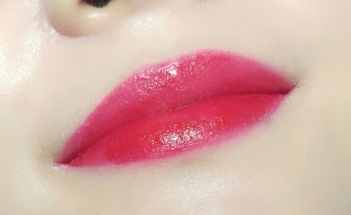 이사진이 좀더 밝은 빛에서 찍은거에요~맥레드의 오묘한 자주빛을 잡기 어렵네요ㅠㅠ
사실 바르다보면 그날그날 약간 핑크레드?  처럼 발릴때도 있구  확 보라빛이 올라올때도 있어요~베이스의 색상에 영향받는거 같기도 해요