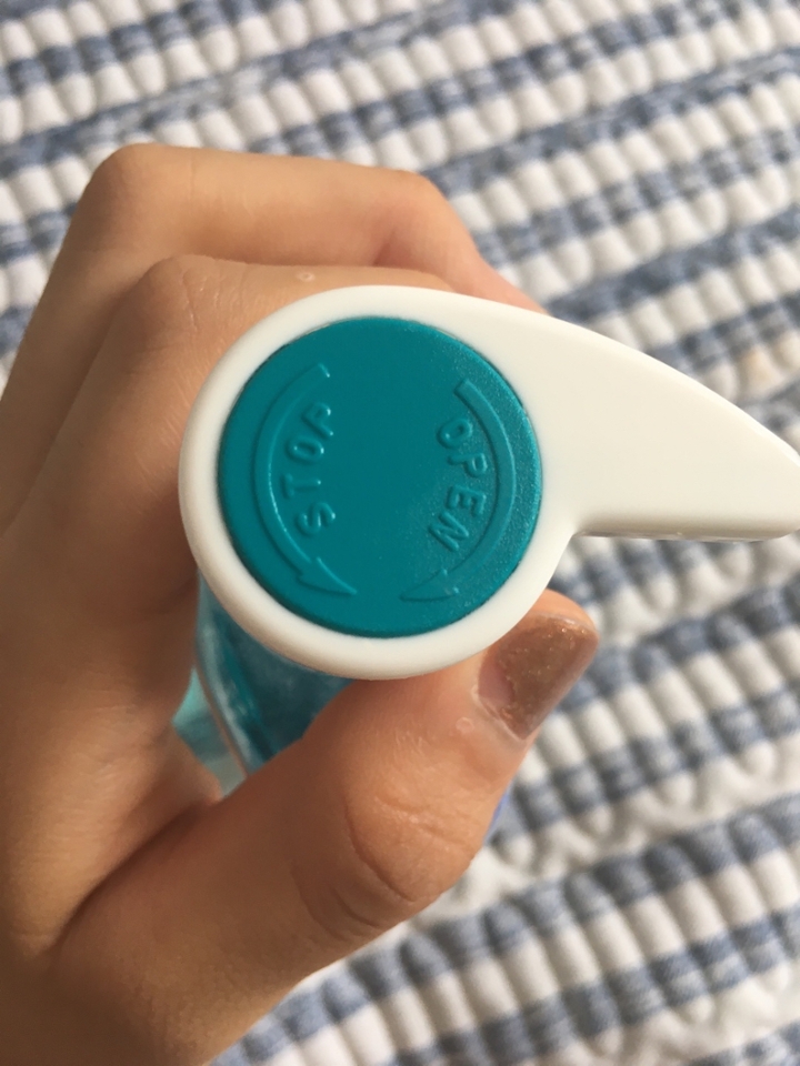 요 제품은 입구 부분을 돌려서 클렌징 젤을 나오게끔 스톱과 

오픈 방향을 만들어놓았어요

돌리는감도 뻑뻑하지 않고 부드럽게 잘 돌려집니닷 !! 그리고 

퍼프도 잘 짜지네요 ..!! 저는 보통 얼굴에 시용할때에는 한 

번 정도 끝까지 꾸~욱 눌러주어 사용해요 

1~2 번 정도만 퍼프질을 하면 클렌징젤을 얼굴에 충분히 

발라줄 수 있어요 !!!
