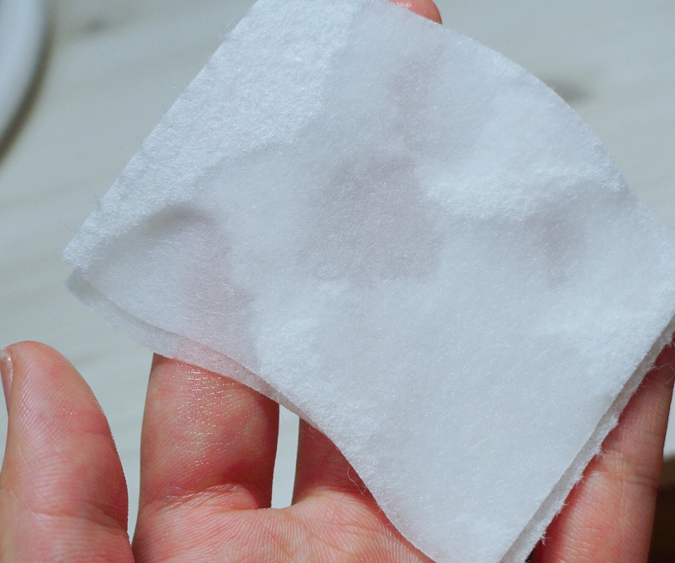 토너를 톡톡톡톡 묻혀줍니다. 
이때 주의 사항은 막 뿌리면 살짝 코팅끼가 있어서
토너가 바로 흡수 되지 않고 흘릴 수 있으니 토너가 떨어지지않게 화장솜에 흡수시켜주는 것이 좋아요.
아까운 토너 흘릴수 없잖아요ㅠㅠ