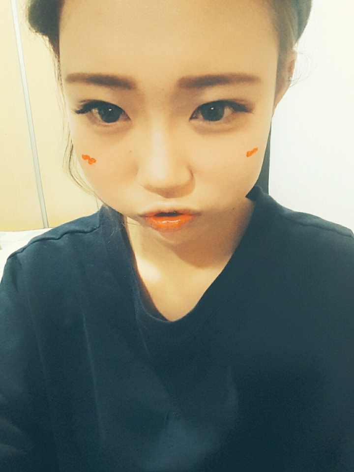 볼터치는딱히전 안쓰구요 토니모리 틴트 로 광대쪽에서 귀쪽으로 올려서 펴발라줍니다!