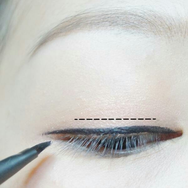 젤을 묻힌 브러쉬로

ㅡ자로 라인을 먼저 그려주세요~


