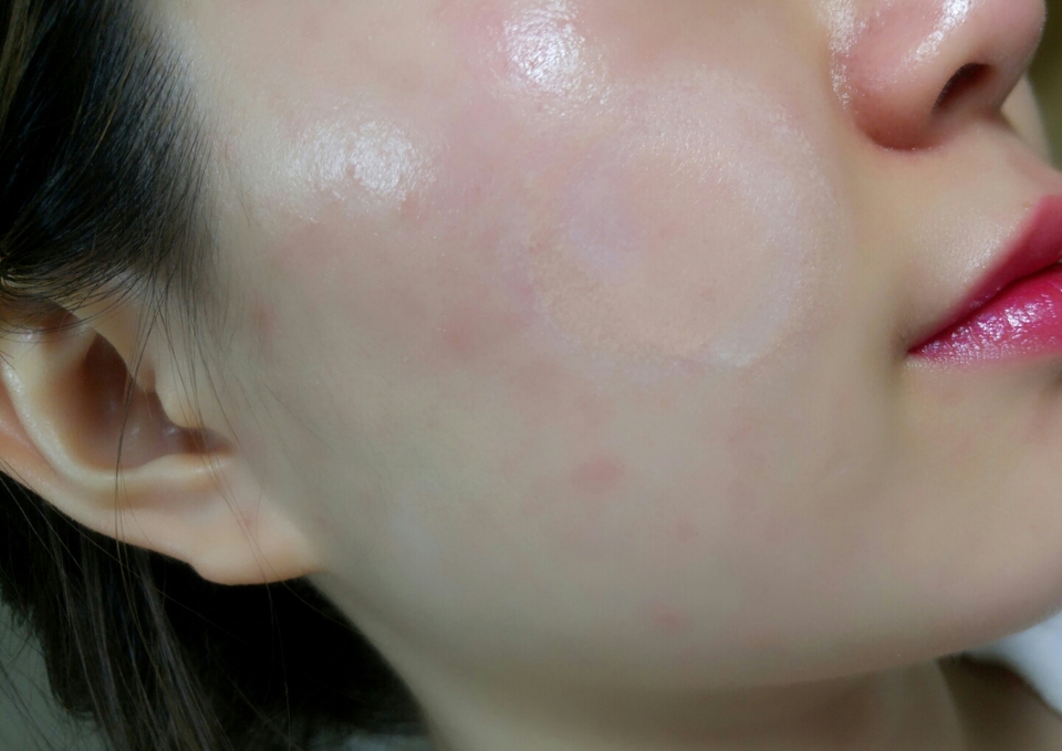 볼에 쿡 찍어서 펴발라주세여