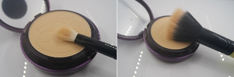 눈두덩이 유분을 잡아줄때는 왼쪽과 같은 형태의 브러쉬를!
피부전체에 바를때는 얼기설기한 브러쉬를 이용해서 발라주었어요 ㅎㅎㅎㅎ
저는 퍼프나 스펀지로 바르면 너무 두껍게 발릴것 같아서 가볍게 발리는 타입의 브러쉬를 선택했습니다!
