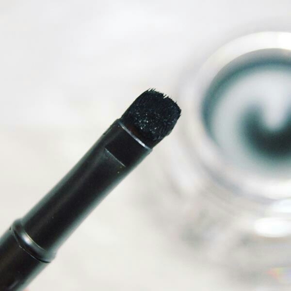 젤 아이라이너를 사용할 때 특징은

전용 브러쉬가 필요하다는 부분이에요.

떄문에 어떤 브러쉬를 쓰느냐에 따라

라인의 굵기를 조절할 수 있어요.

