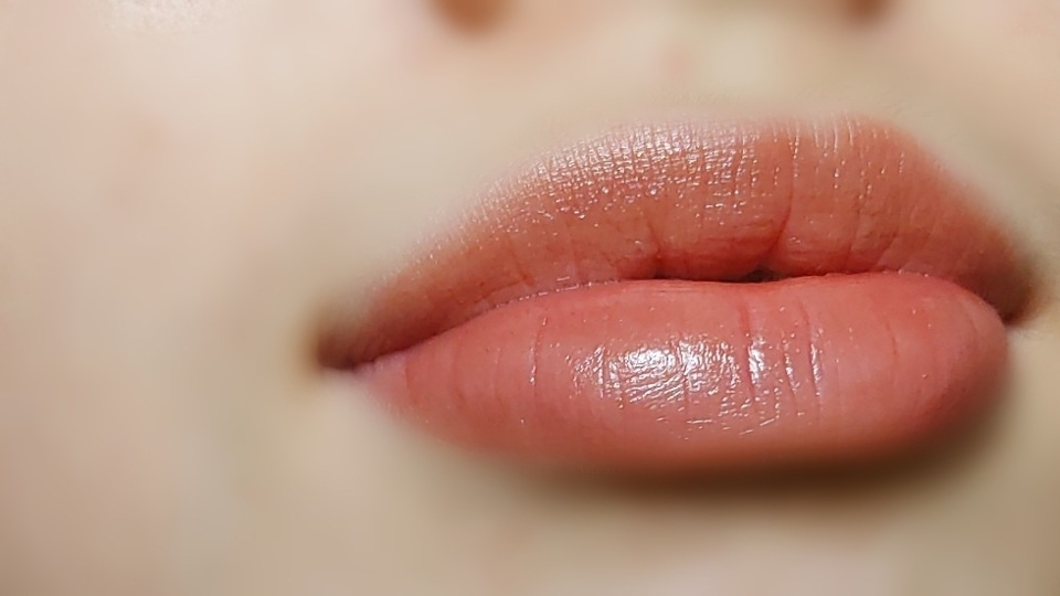 연한 화장에 발라도 자연스럽고 생기가 돌게 해주는 해리 색상이에요
끈적하지않고 너무 촉촉하지않고 적당히 촉촉해서 촉촉한 립 싫어하시는 분들도 부담없이 잘 바를 수 있을 것 같아요 