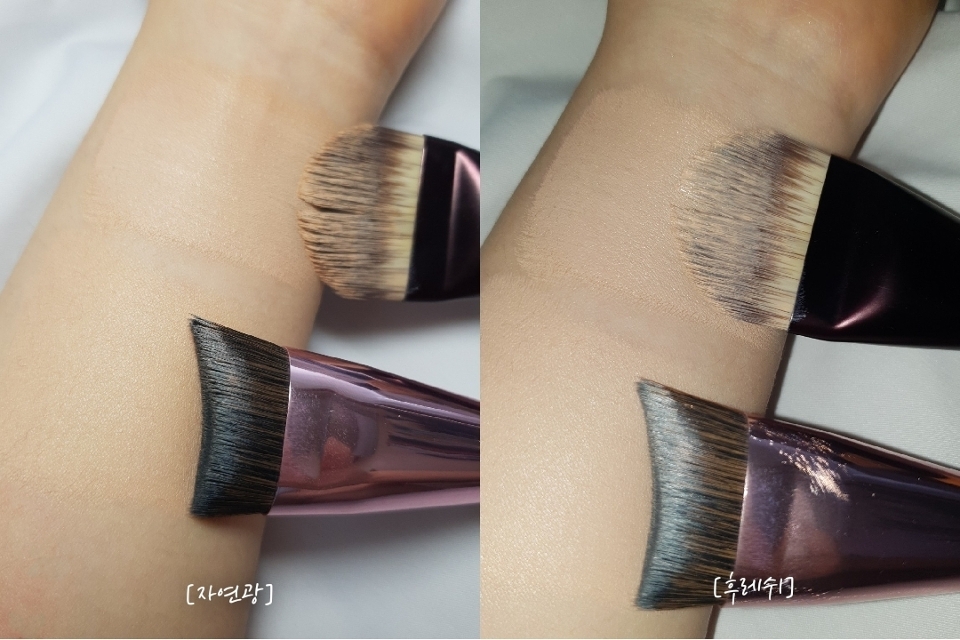 

후레쉬킨 모습과 안 킨 모습이에요! 눈으로도 보이는데 이니스프리 브러쉬는 정말 윤광돌게 발리고 루나는 모공 사이사이 파운데이션을 매워주는 느낌이에요!


[피부 별 추천 브러쉬 타입]

- 피부결이 정돈되어있거나 평소 커버력보단 윤광메이크업과 같은 촉촉한 피부표현을 위해서 퍼프보단 브러쉬를 찾고계셨던 분이면 윤광 파운데이션 브러쉬

- 솜털이 많고 트러블이 심해서 커버력을 중요하게 생각하고 쫙 밀착되는 고커버 피부표현을 원하시는분이나 오직 모공을 메워주는 용도로 퍼프보단 브러쉬를 찾고계셨다면 커버 파운데이션 브러쉬



이렇게 추천드릴게요! 브러쉬를 고르는데에는 지성이랑 건성과같은 피부타입은 별로 상관 없는 것 같아요 :)

선호하시는 마무리감을 따라가시는 걸 추천드려요 하지만 이 이니스프리 윤광 파운데이션을 사용한다면 피부타입별 추천하는 방법은 아래 설명해놨어요


