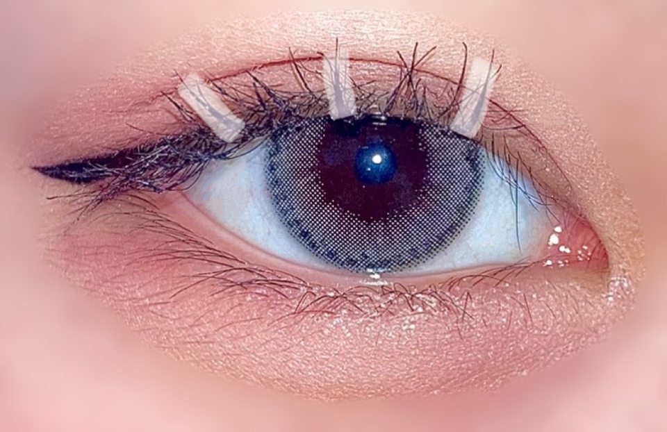 뷰러를 한 후 마스카라를 살짝 발라주고 취향껏 인조 속눈썹을 붙여주고 다시 한 번 마스카라를 발라주면 아이 메이크업은 끝이에요! (전 언더도 살짝 해줬어요)