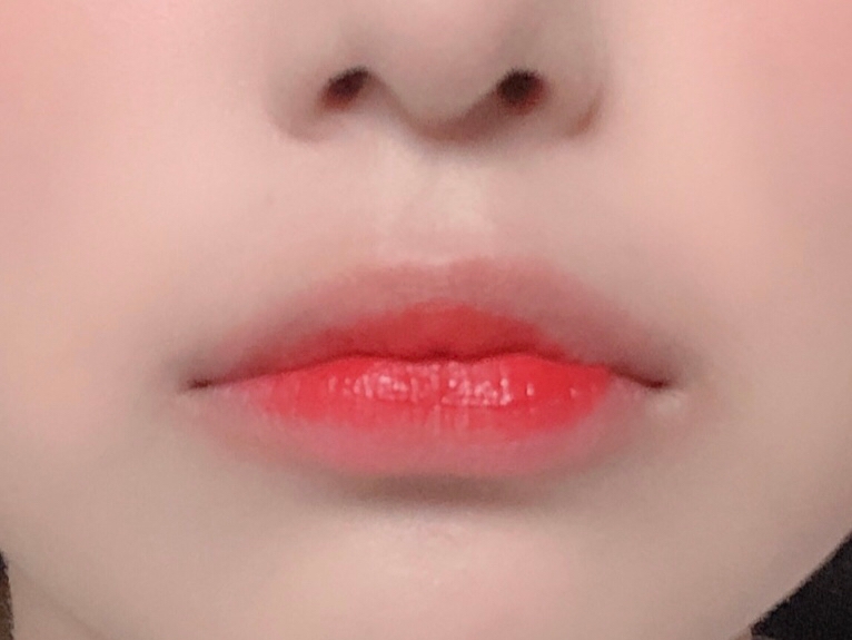 립제품을 중앙에 슥슥 바릅니당

그라데이션이 잘 되는 무스타입이면 좋겠지용?ㅎㅎ
저는 페리페라_잉크더에어리벨벳의 레드맛집을 사용했어요!