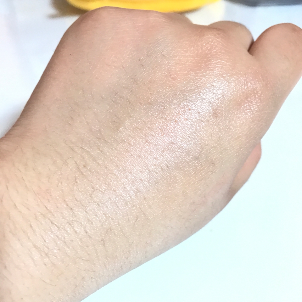 왼쪽 안바른곳
오른쪽 바른곳

흡수는 안시키고 바르고 바로 찍었는데,
수분광이..!! 엄청 흡수가 빨라요👍👍👍
두드려주세요 (5번만 두드리면 없어짐 뽀송)
