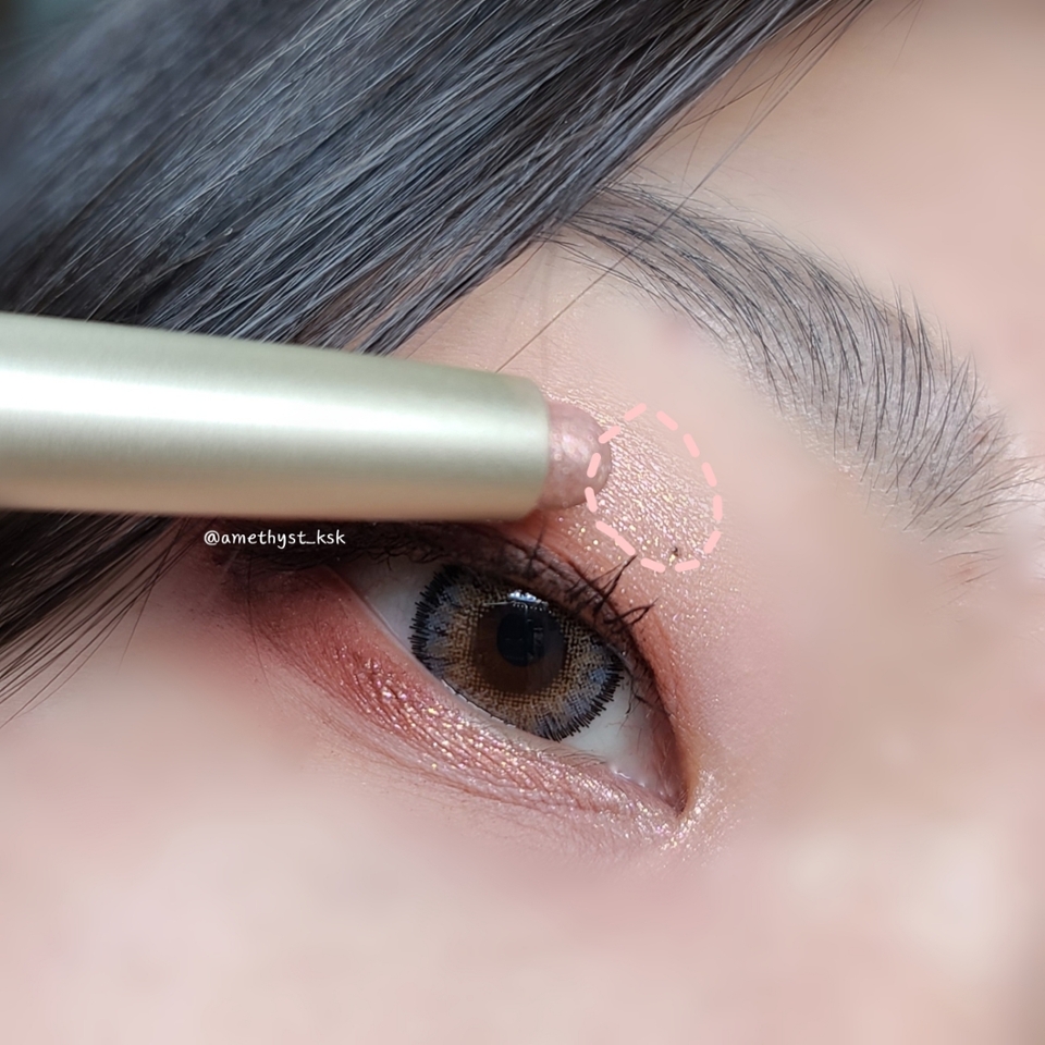 눈두덩 중앙에 포인트를 주었답니다.

펜슬타입이라서
위생적으로 활용할 수 있고
따로 다른 도구 필요없이 사용가능해서
초보자 분들이 쓰기에도 좋을거같아요👍👍






